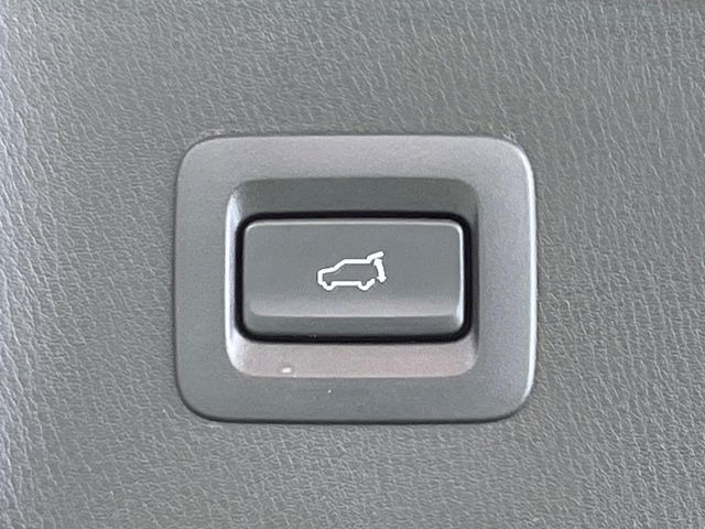【パワーバックドア】スマートキーや運転席のボタンを押すだけでリアゲートが自動で開閉します!荷物を持っている時や、高い位置にあるバックドアを閉める際に便利な機能です♪