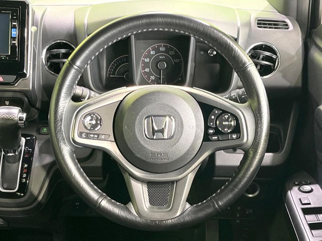 インテリアに合わせたデザインのステアリングは、運転される方のことも考え、運転しやすい形状、大きさです。是非一度、実際に触ってお確かめください。