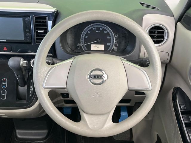 �C���e���A�ɍ��킹���f�U�C���̃X�e�A�����O�́A�^�]�������̂��Ƃ��l���A�^�]���₷���`��A�傫���ł��B�����x�A���ۂɐG���Ă��m���߂��������B