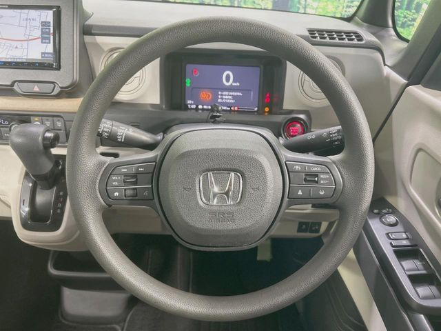 インテリアに合わせたデザインのステアリングは、運転される方のことも考え、運転しやすい形状、大きさです。是非一度、実際に触ってお確かめください。