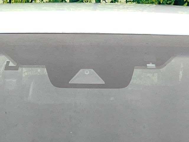 【トヨタセーフティセンス】走行中に前方の車両等を認識し、衝突しそうな時は警報とブレーキで衝突回避と被害軽減をアシスト。より安全にドライブをお楽しみいただけます。