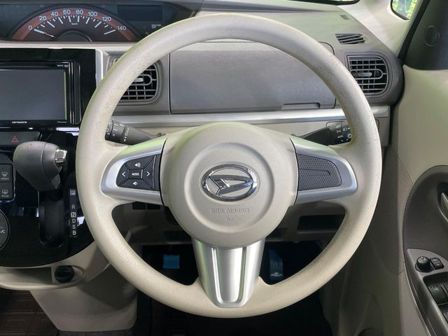 インテリアに合わせたデザインのステアリングは、運転される方のことも考え、運転しやすい形状、大きさです。是非一度、実際に触ってお確かめください。