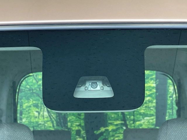 【スマートアシスト】走行中に前方の車両等を認識し、衝突しそうな時は警報とブレーキで衝突回避と被害軽減をアシスト。より安全にドライブをお楽しみいただけます。