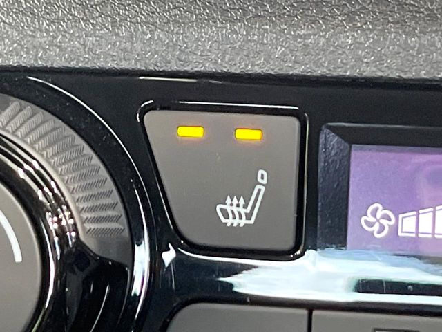 【シートヒーター】寒い日に重宝するシートヒーター!エアコンより早く温まってくれるので寒がりの人も安心ですね♪エアコンの温風は乾燥するから苦手、という方にもをおすすめです。