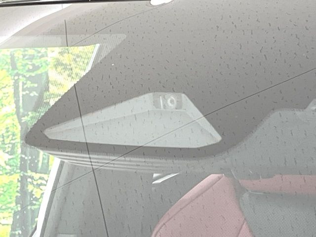 【プリクラッシュセーフティ】前方の車両等を検知し、衝突しそうな時は警報で注意を促し、ブレーキを踏む力をサポート。ブレーキを踏めなかった場合は衝突被害軽減ブレーキが作動、衝突回避をサポートします。