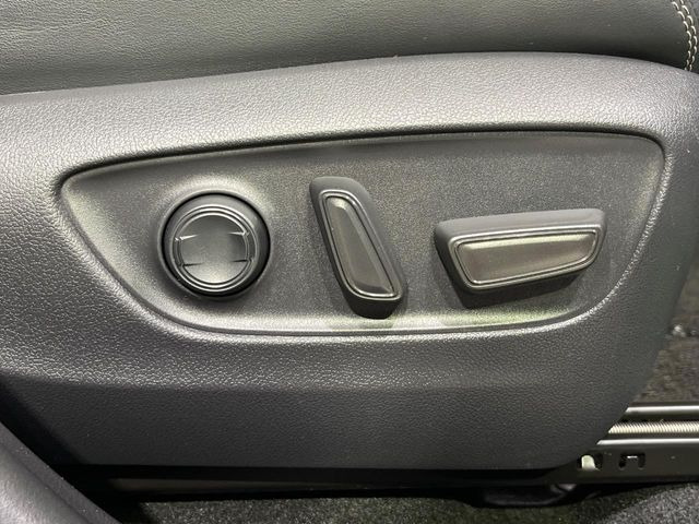 【運転席パワーシート】スイッチ一つで簡単にシートの微調整が可能!電動だから力もいりません!快適なシートポジションにセットして、快適なドライブをお楽しみください。