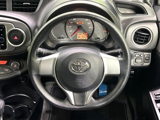 �C���e���A�ɍ��킹���f�U�C���̃X�e�A�����O�́A�^�]�������̂��Ƃ��l���A�^�]���₷���`��A�傫���ł��B�����x�A���ۂɐG���Ă��m���߂��������B