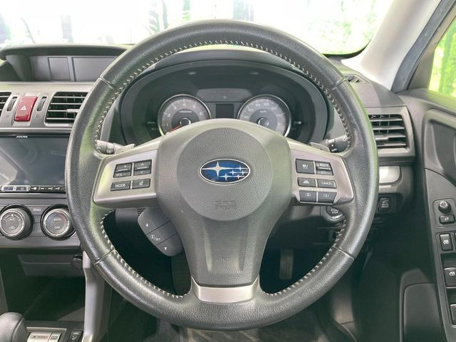 �C���e���A�ɍ��킹���f�U�C���̃X�e�A�����O�́A�^�]�������̂��Ƃ��l���A�^�]���₷���`��A�傫���ł��B�����x�A���ۂɐG���Ă��m���߂��������B