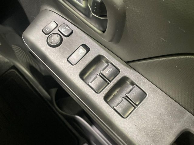 【電動格納ミラー】サイドミラーは電動格納式となっており、狭い駐車場でもキズがつくリスクを抑えられます。
