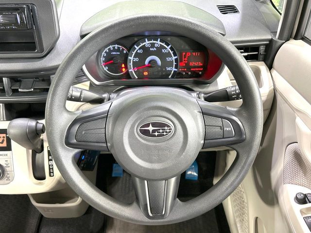 �C���e���A�ɍ��킹���f�U�C���̃X�e�A�����O�́A�^�]�������̂��Ƃ��l���A�^�]���₷���`��A�傫���ł��B�����x�A���ۂɐG���Ă��m���߂��������B