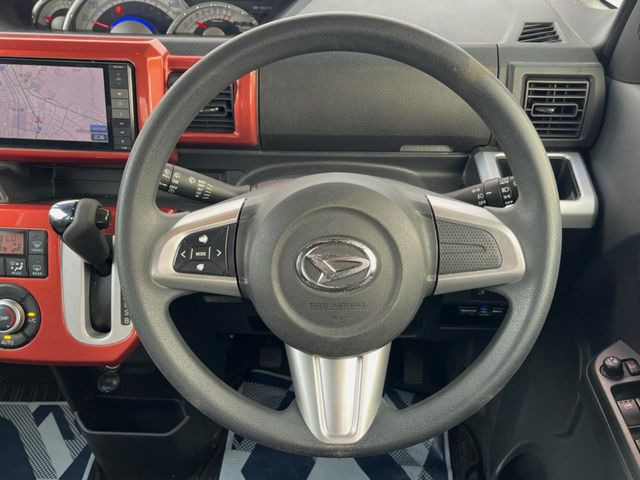 �C���e���A�ɍ��킹���f�U�C���̃X�e�A�����O�́A�^�]�������̂��Ƃ��l���A�^�]���₷���`��A�傫���ł��B�����x�A���ۂɐG���Ă��m���߂��������B