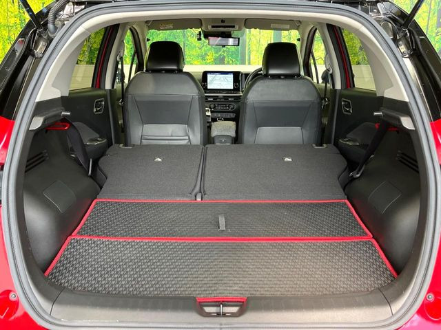 普段のお買い物や通勤、送迎等に十分な荷室スペースを確保しております。セカンドシートを倒すと、大きな荷物の積載も可能です♪
