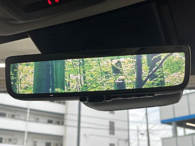 【デジタルインナーミラー】後席の大きな荷物や同乗者で後方が確認しづらい時でも安心!カメラが撮影した車両後方の映像をルームミラー内に表示。クリアな視界で状況の確認が可能です!