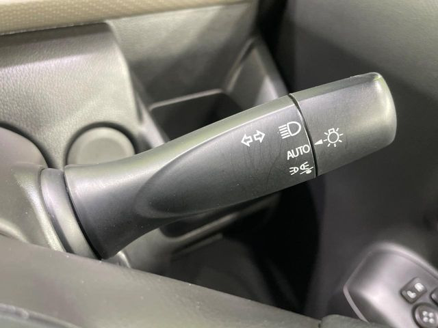 【オートライト】周りの明るさに応じて自動でヘッドライトの点灯・消灯ができる機能です!ライトの付け忘れ・消し忘れなどが無くなり、雨の日や夕方の走行も安心!トンネル通過時も便利ですね♪
