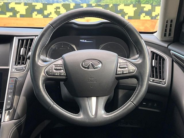 �C���e���A�ɍ��킹���f�U�C���̃X�e�A�����O�́A�^�]�������̂��Ƃ��l���A�^�]���₷���`��A�傫���ł��B�����x�A���ۂɐG���Ă��m���߂��������B