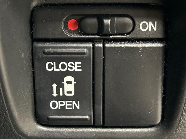 【パワースライドドア】スマートキーや運転席のスイッチでスライドドアの開閉が可能♪電動だから力を入れてドアを開ける必要が無く、小さいお子様でも、重い荷物を持っている時もラクに開け閉めできます♪