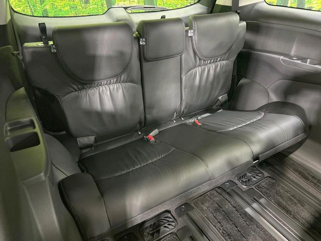 【黒革シート】上質な本革を使用し、高級感あふれる黒革シート。常に体に触れる部分だから、座り心地の良さにはこだわりたいですね♪汚れの付着や劣化を抑制する内装コーティング施工もおススメですよ♪
