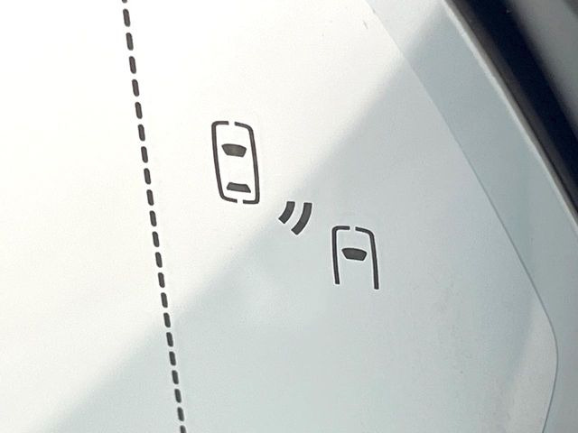 【ブラインドスポットモニター】走行中、ドアミラーの死角になりやすい箇所に後続車が接近するとサイドミラーのレンズに警告を表示!ドライバーに注意喚起をしてくれます。