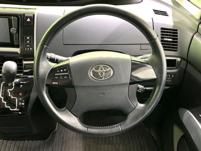 �C���e���A�ɍ��킹���f�U�C���̃X�e�A�����O�́A�^�]�������̂��Ƃ��l���A�^�]���₷���`��A�傫���ł��B�����x�A���ۂɐG���Ă��m���߂��������B