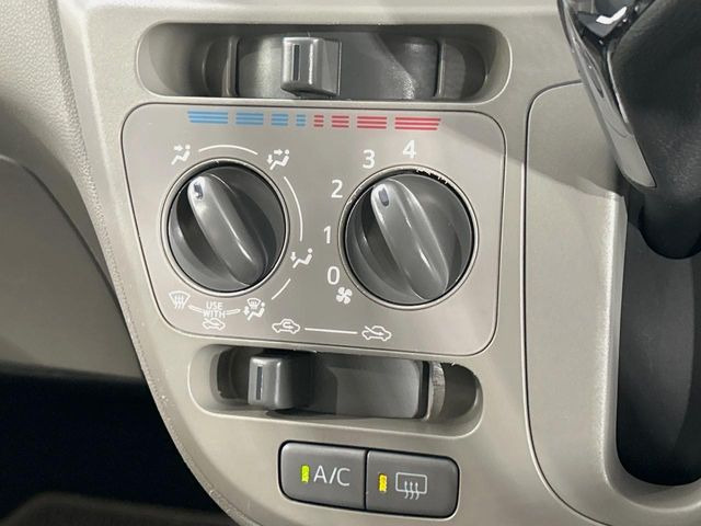 寒い冬も暑い夏も全席に快適な空調を届けてくれる、ダイヤル式エアコンを装備♪
