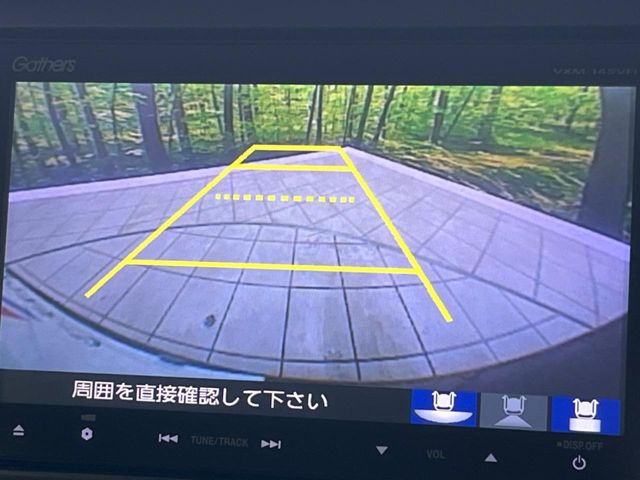 【バックカメラ】駐車時に後方がリアルタイム映像で確認できます。大型商業施設や立体駐車場での駐車時や、夜間のバック時に大活躍!運転スキルに関わらず、今や必須となった装備のひとつです!