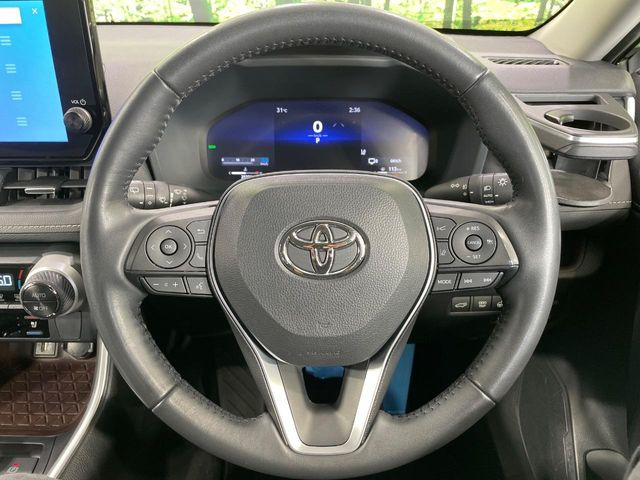 【ステアリングヒーター】冬場に冷たくなりやすい革巻きステアリングを、スイッチ一つで素早く適温に!エアコンよりも早く温まってくれるので、寒い日の運転も快適になりますね♪