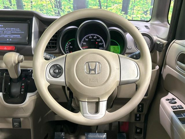 �C���e���A�ɍ��킹���f�U�C���̃X�e�A�����O�́A�^�]�������̂��Ƃ��l���A�^�]���₷���`��A�傫���ł��B�����x�A���ۂɐG���Ă��m���߂��������B