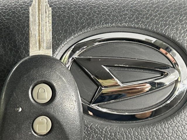 【キーレス】少し離れた場所からでもボタン一つでドアの開錠・施錠ができるのでとっても便利!ドアの鍵穴周りに傷をつけることもありません♪