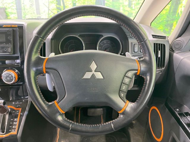 �C���e���A�ɍ��킹���f�U�C���̃X�e�A�����O�́A�^�]�������̂��Ƃ��l���A�^�]���₷���`��A�傫���ł��B�����x�A���ۂɐG���Ă��m���߂��������B