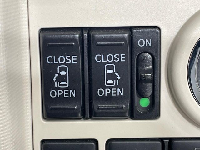 【両側パワースライドドア】スマートキーや運転席のスイッチで後席両側スライドドアの開閉が可能♪電動だから力を入れてドアを開ける必要が無く、小さなお子様でも簡単に開け閉めでき快適です♪