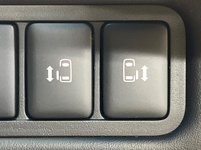 【両側パワースライドドア】スマートキーや運転席のスイッチで後席両側スライドドアの開閉が可能♪電動だから力を入れてドアを開ける必要が無く、小さなお子様でも簡単に開け閉めでき快適です♪