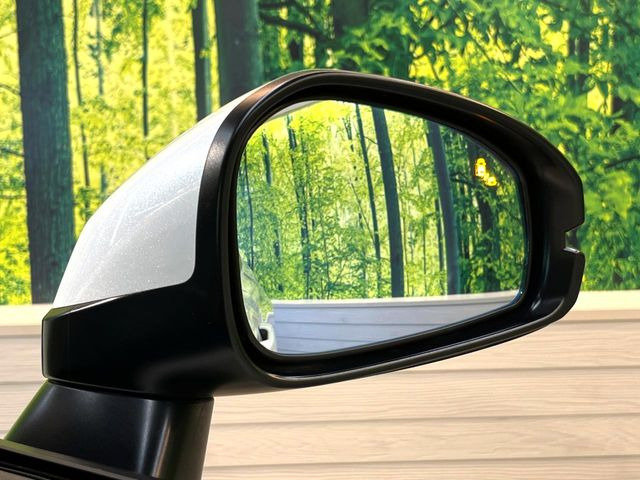 【ブラインドスポットインフォメーション】走行中、ドアミラーの死角になりやすい箇所に後続車が接近するとサイドミラー付近に警告を表示、ドライバーに注意喚起をしてくれます。