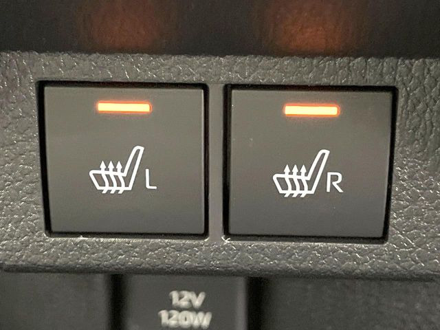 【シートヒーター】寒い日に重宝するシートヒーター!エアコンより早く温まってくれるので寒がりの人も安心ですね♪エアコンの温風は乾燥するから苦手、という方にもをおすすめです。
