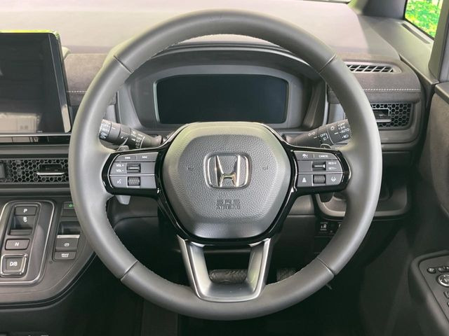 �C���e���A�ɍ��킹���f�U�C���̃X�e�A�����O�́A�^�]�������̂��Ƃ��l���A�^�]���₷���`��A�傫���ł��B�����x�A���ۂɐG���Ă��m���߂��������B