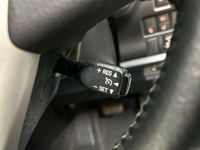 高速道路で便利な【クルーズコントロール】も装着済み。アクセルを離しても一定速度で走行ができる装備です。加速減速もスイッチ操作でOKです。