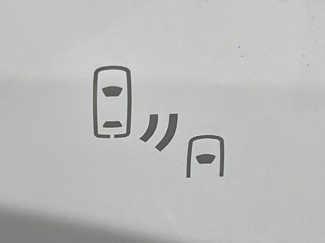 【ブラインドスポットモニター】走行中、ドアミラーの死角になりやすい箇所に後続車が接近するとサイドミラーのレンズに警告を表示!ドライバーに注意喚起をしてくれます。