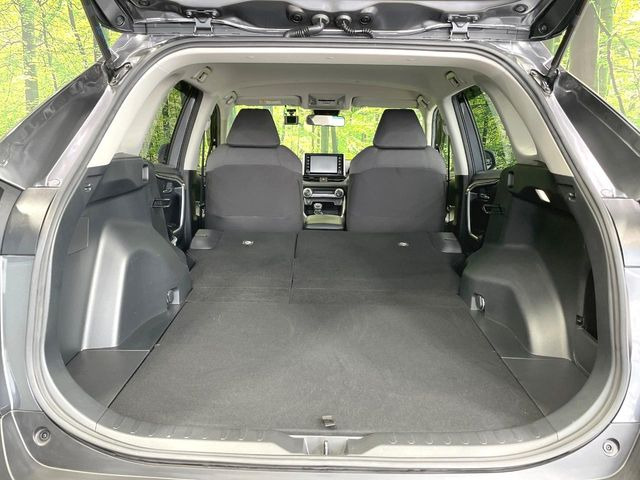 積み下ろしのしやすいデッキにはたっぷりと荷物を積み込んでいただけます。遊びから仕事まで、様々なシーンで頼れます♪
