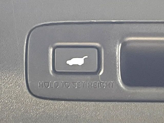 【パワーバックドア】スマートキーや運転席のボタンを押すだけでリアゲートが自動で開閉します!荷物を持っている時や、高い位置にあるバックドアを閉める際に便利な機能です♪