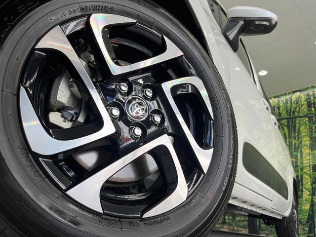 【純正オプション15インチアルミホイール】純正オプションホイールを装着。走行性能の向上に加え、外観もよりスタイリッシュになっています。