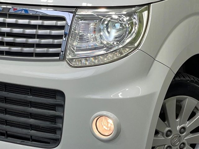 【HIDヘッドライト】非常に明るく前方を照らしてくれるので、悪天候や夜間の走行時も視界良好で安心してお乗りいただけます。