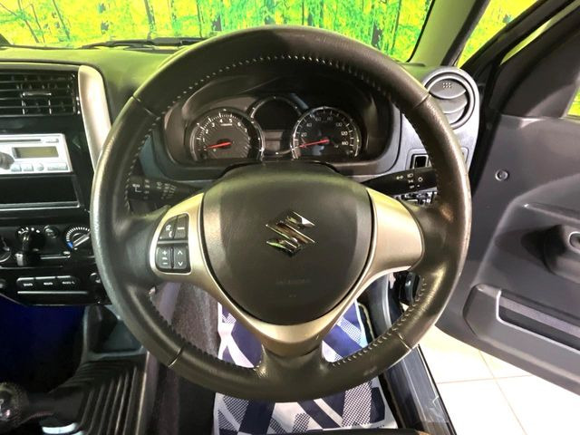 �C���e���A�ɍ��킹���f�U�C���̃X�e�A�����O�́A�^�]�������̂��Ƃ��l���A�^�]���₷���`��A�傫���ł��B�����x�A���ۂɐG���Ă��m���߂��������B