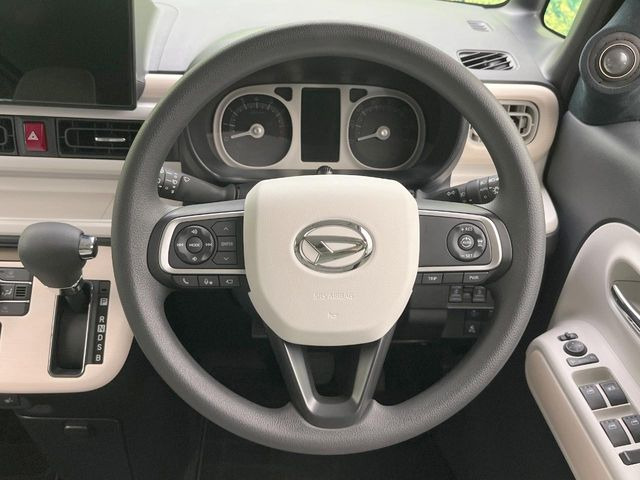 �C���e���A�ɍ��킹���f�U�C���̃X�e�A�����O�́A�^�]�������̂��Ƃ��l���A�^�]���₷���`��A�傫���ł��B�����x�A���ۂɐG���Ă��m���߂��������B