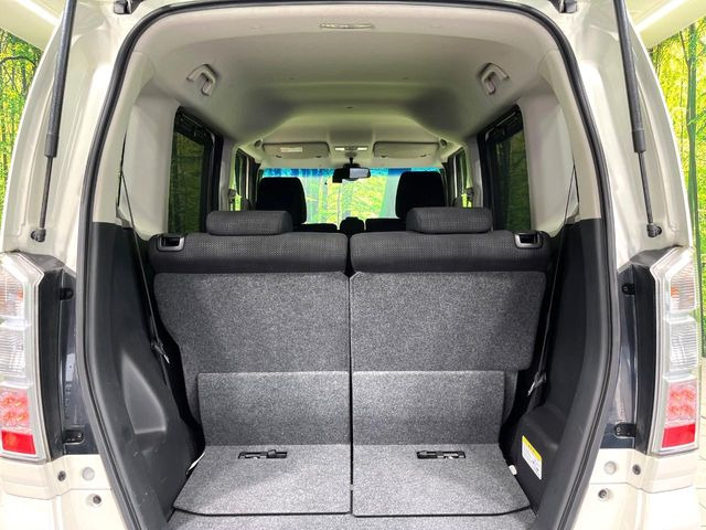 普段のお買い物や通勤、送迎等に十分な荷室スペースを確保しております。セカンドシートを倒すと、大きな荷物の積載も可能です♪