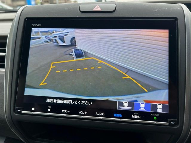 【バックカメラ】駐車時に後方がリアルタイム映像で確認できます。大型商業施設や立体駐車場での駐車時や、夜間のバック時に大活躍!運転スキルに関わらず、今や必須となった装備のひとつです!