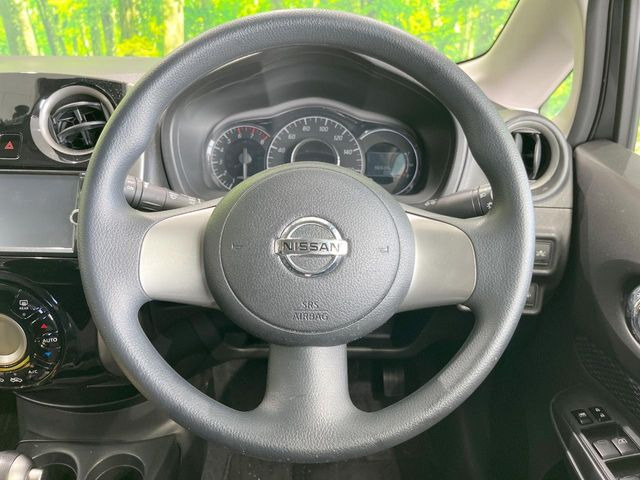 �C���e���A�ɍ��킹���f�U�C���̃X�e�A�����O�́A�^�]�������̂��Ƃ��l���A�^�]���₷���`��A�傫���ł��B�����x�A���ۂɐG���Ă��m���߂��������B