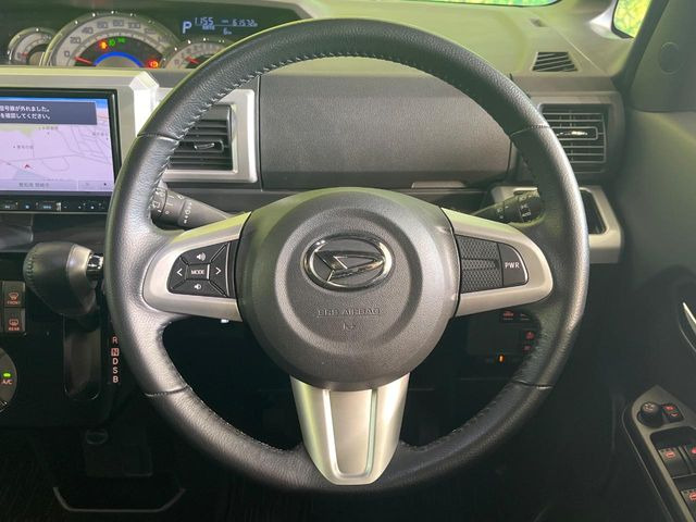 �C���e���A�ɍ��킹���f�U�C���̃X�e�A�����O�́A�^�]�������̂��Ƃ��l���A�^�]���₷���`��A�傫���ł��B�����x�A���ۂɐG���Ă��m���߂��������B