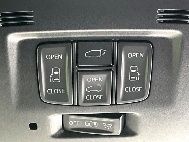 【両側パワースライドドア】スマートキーや運転席のスイッチで後席両側スライドドアの開閉が可能♪電動だから力を入れてドアを開ける必要が無く、小さなお子様でも簡単に開け閉めでき快適です♪