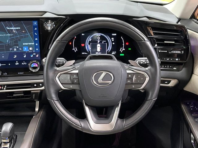 �C���e���A�ɍ��킹���f�U�C���̃X�e�A�����O�́A�^�]�������̂��Ƃ��l���A�^�]���₷���`��A�傫���ł��B�����x�A���ۂɐG���Ă��m���߂��������B