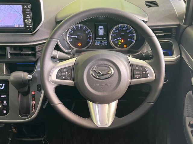 �C���e���A�ɍ��킹���f�U�C���̃X�e�A�����O�́A�^�]�������̂��Ƃ��l���A�^�]���₷���`��A�傫���ł��B�����x�A���ۂɐG���Ă��m���߂��������B