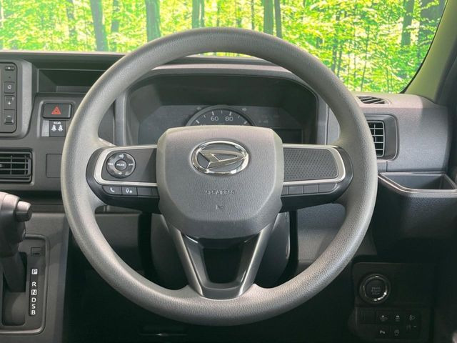 �C���e���A�ɍ��킹���f�U�C���̃X�e�A�����O�́A�^�]�������̂��Ƃ��l���A�^�]���₷���`��A�傫���ł��B�����x�A���ۂɐG���Ă��m���߂��������B